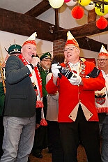 02 Hopped KG Suedsterm 2025-11-0 02  2 Mal Heimspiel  - Sonntagmorgen 9. November, Biwak der KG Alle Mann an Bord - die »Blauen Jungs« 1955 e.V., der „Heimathafen“ für unsere Christin und indirekt auch für se. des. Tollität. Ein Geschenk gab es auch, eine „Pömpel“ aus Marzipan. Danach dann zum Hoppditzerwachen der KG Südstern. Die Heimatgesellschaft in Serm von Pia und Toni. : DVPJ, Toni I, Jules I., Prinz Karneval, Prinz, Prinzessin Aileen I., Hofmarschälle, Page, Pagen, Paginnen, HDK, Duisburg, Karneval, Helau, Tollität, Event, Session 2025, Session 2025, HDK Duisburg, Hauptausschuss, Hauptausschuss Karneval Duisburg, Duisburg ist echt