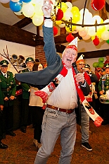 02 Hopped KG Suedsterm 2025-11-0 03  2 Mal Heimspiel  - Sonntagmorgen 9. November, Biwak der KG Alle Mann an Bord - die »Blauen Jungs« 1955 e.V., der „Heimathafen“ für unsere Christin und indirekt auch für se. des. Tollität. Ein Geschenk gab es auch, eine „Pömpel“ aus Marzipan. Danach dann zum Hoppditzerwachen der KG Südstern. Die Heimatgesellschaft in Serm von Pia und Toni. : DVPJ, Toni I, Jules I., Prinz Karneval, Prinz, Prinzessin Aileen I., Hofmarschälle, Page, Pagen, Paginnen, HDK, Duisburg, Karneval, Helau, Tollität, Event, Session 2025, Session 2025, HDK Duisburg, Hauptausschuss, Hauptausschuss Karneval Duisburg, Duisburg ist echt