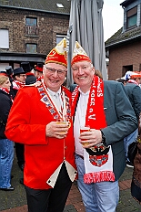 02 Hopped KG Suedsterm 2025-11-0 09  2 Mal Heimspiel  - Sonntagmorgen 9. November, Biwak der KG Alle Mann an Bord - die »Blauen Jungs« 1955 e.V., der „Heimathafen“ für unsere Christin und indirekt auch für se. des. Tollität. Ein Geschenk gab es auch, eine „Pömpel“ aus Marzipan. Danach dann zum Hoppditzerwachen der KG Südstern. Die Heimatgesellschaft in Serm von Pia und Toni. : DVPJ, Toni I, Jules I., Prinz Karneval, Prinz, Prinzessin Aileen I., Hofmarschälle, Page, Pagen, Paginnen, HDK, Duisburg, Karneval, Helau, Tollität, Event, Session 2025, Session 2025, HDK Duisburg, Hauptausschuss, Hauptausschuss Karneval Duisburg, Duisburg ist echt