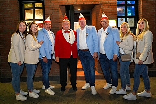 01 Hoppd RW Rheinh 2025--11-14 02  Hoppeditzerwachen im Westen - Am Freitagabend, 14. November, besuchten zuerst das Hoppeditzerwachen der rot-weißen aus Rheinhausen im „Haus Ettwig“ an der Annastraße. Auch dabei die Kinderprinzencrew. Mit ihr zusammen besuchten wir dann danach auch die Narrenhzunft aus Homberg in Aula der Erich Kästner Gesamtschule bei ihrem Hoppeditzerwachen. : DVPJ, Toni I, Jules I., Prinz Karneval, Prinz, Prinzessin Aileen I., Hofmarschälle, Page, Pagen, Paginnen, HDK, Duisburg, Karneval, Helau, Tollität, Event, Session 2025, Session 2025, HDK Duisburg, Hauptausschuss, Hauptausschuss Karneval Duisburg, Duisburg ist echt