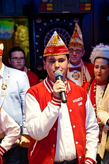 01 Hoppd RW Rheinh 2025--11-14 04  Hoppeditzerwachen im Westen - Am Freitagabend, 14. November, besuchten zuerst das Hoppeditzerwachen der rot-weißen aus Rheinhausen im „Haus Ettwig“ an der Annastraße. Auch dabei die Kinderprinzencrew. Mit ihr zusammen besuchten wir dann danach auch die Narrenhzunft aus Homberg in Aula der Erich Kästner Gesamtschule bei ihrem Hoppeditzerwachen. : DVPJ, Toni I, Jules I., Prinz Karneval, Prinz, Prinzessin Aileen I., Hofmarschälle, Page, Pagen, Paginnen, HDK, Duisburg, Karneval, Helau, Tollität, Event, Session 2025, Session 2025, HDK Duisburg, Hauptausschuss, Hauptausschuss Karneval Duisburg, Duisburg ist echt