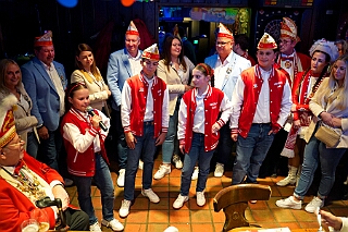 01 Hoppd RW Rheinh 2025--11-14 05  Hoppeditzerwachen im Westen - Am Freitagabend, 14. November, besuchten zuerst das Hoppeditzerwachen der rot-weißen aus Rheinhausen im „Haus Ettwig“ an der Annastraße. Auch dabei die Kinderprinzencrew. Mit ihr zusammen besuchten wir dann danach auch die Narrenhzunft aus Homberg in Aula der Erich Kästner Gesamtschule bei ihrem Hoppeditzerwachen. : DVPJ, Toni I, Jules I., Prinz Karneval, Prinz, Prinzessin Aileen I., Hofmarschälle, Page, Pagen, Paginnen, HDK, Duisburg, Karneval, Helau, Tollität, Event, Session 2025, Session 2025, HDK Duisburg, Hauptausschuss, Hauptausschuss Karneval Duisburg, Duisburg ist echt