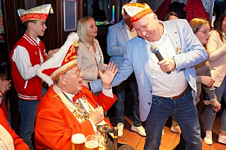 01 Hoppd RW Rheinh 2025--11-14 06  Hoppeditzerwachen im Westen - Am Freitagabend, 14. November, besuchten zuerst das Hoppeditzerwachen der rot-weißen aus Rheinhausen im „Haus Ettwig“ an der Annastraße. Auch dabei die Kinderprinzencrew. Mit ihr zusammen besuchten wir dann danach auch die Narrenhzunft aus Homberg in Aula der Erich Kästner Gesamtschule bei ihrem Hoppeditzerwachen. : DVPJ, Toni I, Jules I., Prinz Karneval, Prinz, Prinzessin Aileen I., Hofmarschälle, Page, Pagen, Paginnen, HDK, Duisburg, Karneval, Helau, Tollität, Event, Session 2025, Session 2025, HDK Duisburg, Hauptausschuss, Hauptausschuss Karneval Duisburg, Duisburg ist echt