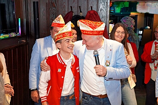 01 Hoppd RW Rheinh 2025--11-14 07  Hoppeditzerwachen im Westen - Am Freitagabend, 14. November, besuchten zuerst das Hoppeditzerwachen der rot-weißen aus Rheinhausen im „Haus Ettwig“ an der Annastraße. Auch dabei die Kinderprinzencrew. Mit ihr zusammen besuchten wir dann danach auch die Narrenhzunft aus Homberg in Aula der Erich Kästner Gesamtschule bei ihrem Hoppeditzerwachen. : DVPJ, Toni I, Jules I., Prinz Karneval, Prinz, Prinzessin Aileen I., Hofmarschälle, Page, Pagen, Paginnen, HDK, Duisburg, Karneval, Helau, Tollität, Event, Session 2025, Session 2025, HDK Duisburg, Hauptausschuss, Hauptausschuss Karneval Duisburg, Duisburg ist echt