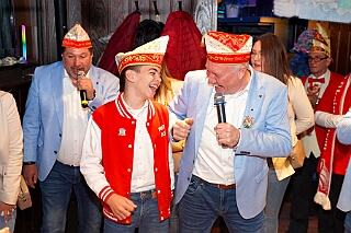 01 Hoppd RW Rheinh 2025--11-14 09  Hoppeditzerwachen im Westen - Am Freitagabend, 14. November, besuchten zuerst das Hoppeditzerwachen der rot-weißen aus Rheinhausen im „Haus Ettwig“ an der Annastraße. Auch dabei die Kinderprinzencrew. Mit ihr zusammen besuchten wir dann danach auch die Narrenhzunft aus Homberg in Aula der Erich Kästner Gesamtschule bei ihrem Hoppeditzerwachen. : DVPJ, Toni I, Jules I., Prinz Karneval, Prinz, Prinzessin Aileen I., Hofmarschälle, Page, Pagen, Paginnen, HDK, Duisburg, Karneval, Helau, Tollität, Event, Session 2025, Session 2025, HDK Duisburg, Hauptausschuss, Hauptausschuss Karneval Duisburg, Duisburg ist echt