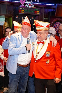 01 Hoppd RW Rheinh 2025--11-14 10  Hoppeditzerwachen im Westen - Am Freitagabend, 14. November, besuchten zuerst das Hoppeditzerwachen der rot-weißen aus Rheinhausen im „Haus Ettwig“ an der Annastraße. Auch dabei die Kinderprinzencrew. Mit ihr zusammen besuchten wir dann danach auch die Narrenhzunft aus Homberg in Aula der Erich Kästner Gesamtschule bei ihrem Hoppeditzerwachen. : DVPJ, Toni I, Jules I., Prinz Karneval, Prinz, Prinzessin Aileen I., Hofmarschälle, Page, Pagen, Paginnen, HDK, Duisburg, Karneval, Helau, Tollität, Event, Session 2025, Session 2025, HDK Duisburg, Hauptausschuss, Hauptausschuss Karneval Duisburg, Duisburg ist echt