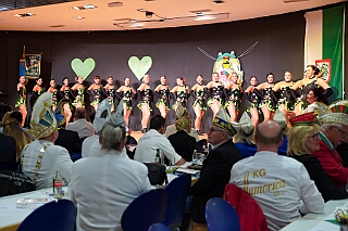 02 Hoppd NarrenzHomb 2025--11-14 01  Hoppeditzerwachen im Westen - Am Freitagabend, 14. November, besuchten zuerst das Hoppeditzerwachen der rot-weißen aus Rheinhausen im „Haus Ettwig“ an der Annastraße. Auch dabei die Kinderprinzencrew. Mit ihr zusammen besuchten wir dann danach auch die Narrenhzunft aus Homberg in Aula der Erich Kästner Gesamtschule bei ihrem Hoppeditzerwachen. : DVPJ, Toni I, Jules I., Prinz Karneval, Prinz, Prinzessin Aileen I., Hofmarschälle, Page, Pagen, Paginnen, HDK, Duisburg, Karneval, Helau, Tollität, Event, Session 2025, Session 2025, HDK Duisburg, Hauptausschuss, Hauptausschuss Karneval Duisburg, Duisburg ist echt