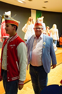 02 Hoppd NarrenzHomb 2025--11-14 02  Hoppeditzerwachen im Westen - Am Freitagabend, 14. November, besuchten zuerst das Hoppeditzerwachen der rot-weißen aus Rheinhausen im „Haus Ettwig“ an der Annastraße. Auch dabei die Kinderprinzencrew. Mit ihr zusammen besuchten wir dann danach auch die Narrenhzunft aus Homberg in Aula der Erich Kästner Gesamtschule bei ihrem Hoppeditzerwachen. : DVPJ, Toni I, Jules I., Prinz Karneval, Prinz, Prinzessin Aileen I., Hofmarschälle, Page, Pagen, Paginnen, HDK, Duisburg, Karneval, Helau, Tollität, Event, Session 2025, Session 2025, HDK Duisburg, Hauptausschuss, Hauptausschuss Karneval Duisburg, Duisburg ist echt