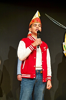 02 Hoppd NarrenzHomb 2025--11-14 03  Hoppeditzerwachen im Westen - Am Freitagabend, 14. November, besuchten zuerst das Hoppeditzerwachen der rot-weißen aus Rheinhausen im „Haus Ettwig“ an der Annastraße. Auch dabei die Kinderprinzencrew. Mit ihr zusammen besuchten wir dann danach auch die Narrenhzunft aus Homberg in Aula der Erich Kästner Gesamtschule bei ihrem Hoppeditzerwachen. : DVPJ, Toni I, Jules I., Prinz Karneval, Prinz, Prinzessin Aileen I., Hofmarschälle, Page, Pagen, Paginnen, HDK, Duisburg, Karneval, Helau, Tollität, Event, Session 2025, Session 2025, HDK Duisburg, Hauptausschuss, Hauptausschuss Karneval Duisburg, Duisburg ist echt