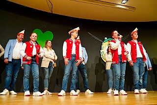 02 Hoppd NarrenzHomb 2025--11-14 04  Hoppeditzerwachen im Westen - Am Freitagabend, 14. November, besuchten zuerst das Hoppeditzerwachen der rot-weißen aus Rheinhausen im „Haus Ettwig“ an der Annastraße. Auch dabei die Kinderprinzencrew. Mit ihr zusammen besuchten wir dann danach auch die Narrenhzunft aus Homberg in Aula der Erich Kästner Gesamtschule bei ihrem Hoppeditzerwachen. : DVPJ, Toni I, Jules I., Prinz Karneval, Prinz, Prinzessin Aileen I., Hofmarschälle, Page, Pagen, Paginnen, HDK, Duisburg, Karneval, Helau, Tollität, Event, Session 2025, Session 2025, HDK Duisburg, Hauptausschuss, Hauptausschuss Karneval Duisburg, Duisburg ist echt