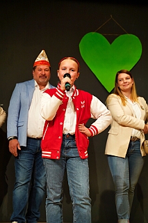 02 Hoppd NarrenzHomb 2025--11-14 05  Hoppeditzerwachen im Westen - Am Freitagabend, 14. November, besuchten zuerst das Hoppeditzerwachen der rot-weißen aus Rheinhausen im „Haus Ettwig“ an der Annastraße. Auch dabei die Kinderprinzencrew. Mit ihr zusammen besuchten wir dann danach auch die Narrenhzunft aus Homberg in Aula der Erich Kästner Gesamtschule bei ihrem Hoppeditzerwachen. : DVPJ, Toni I, Jules I., Prinz Karneval, Prinz, Prinzessin Aileen I., Hofmarschälle, Page, Pagen, Paginnen, HDK, Duisburg, Karneval, Helau, Tollität, Event, Session 2025, Session 2025, HDK Duisburg, Hauptausschuss, Hauptausschuss Karneval Duisburg, Duisburg ist echt