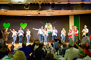 02 Hoppd NarrenzHomb 2025--11-14 06  Hoppeditzerwachen im Westen - Am Freitagabend, 14. November, besuchten zuerst das Hoppeditzerwachen der rot-weißen aus Rheinhausen im „Haus Ettwig“ an der Annastraße. Auch dabei die Kinderprinzencrew. Mit ihr zusammen besuchten wir dann danach auch die Narrenhzunft aus Homberg in Aula der Erich Kästner Gesamtschule bei ihrem Hoppeditzerwachen. : DVPJ, Toni I, Jules I., Prinz Karneval, Prinz, Prinzessin Aileen I., Hofmarschälle, Page, Pagen, Paginnen, HDK, Duisburg, Karneval, Helau, Tollität, Event, Session 2025, Session 2025, HDK Duisburg, Hauptausschuss, Hauptausschuss Karneval Duisburg, Duisburg ist echt