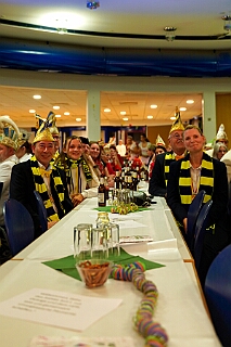 02 Hoppd NarrenzHomb 2025--11-14 07  Hoppeditzerwachen im Westen - Am Freitagabend, 14. November, besuchten zuerst das Hoppeditzerwachen der rot-weißen aus Rheinhausen im „Haus Ettwig“ an der Annastraße. Auch dabei die Kinderprinzencrew. Mit ihr zusammen besuchten wir dann danach auch die Narrenhzunft aus Homberg in Aula der Erich Kästner Gesamtschule bei ihrem Hoppeditzerwachen. : DVPJ, Toni I, Jules I., Prinz Karneval, Prinz, Prinzessin Aileen I., Hofmarschälle, Page, Pagen, Paginnen, HDK, Duisburg, Karneval, Helau, Tollität, Event, Session 2025, Session 2025, HDK Duisburg, Hauptausschuss, Hauptausschuss Karneval Duisburg, Duisburg ist echt