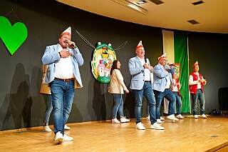 02 Hoppd NarrenzHomb 2025--11-14 08  Hoppeditzerwachen im Westen - Am Freitagabend, 14. November, besuchten zuerst das Hoppeditzerwachen der rot-weißen aus Rheinhausen im „Haus Ettwig“ an der Annastraße. Auch dabei die Kinderprinzencrew. Mit ihr zusammen besuchten wir dann danach auch die Narrenhzunft aus Homberg in Aula der Erich Kästner Gesamtschule bei ihrem Hoppeditzerwachen. : DVPJ, Toni I, Jules I., Prinz Karneval, Prinz, Prinzessin Aileen I., Hofmarschälle, Page, Pagen, Paginnen, HDK, Duisburg, Karneval, Helau, Tollität, Event, Session 2025, Session 2025, HDK Duisburg, Hauptausschuss, Hauptausschuss Karneval Duisburg, Duisburg ist echt