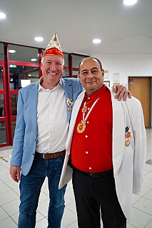 02 Hoppd NarrenzHomb 2025--11-14 09  Hoppeditzerwachen im Westen - Am Freitagabend, 14. November, besuchten zuerst das Hoppeditzerwachen der rot-weißen aus Rheinhausen im „Haus Ettwig“ an der Annastraße. Auch dabei die Kinderprinzencrew. Mit ihr zusammen besuchten wir dann danach auch die Narrenhzunft aus Homberg in Aula der Erich Kästner Gesamtschule bei ihrem Hoppeditzerwachen. : DVPJ, Toni I, Jules I., Prinz Karneval, Prinz, Prinzessin Aileen I., Hofmarschälle, Page, Pagen, Paginnen, HDK, Duisburg, Karneval, Helau, Tollität, Event, Session 2025, Session 2025, HDK Duisburg, Hauptausschuss, Hauptausschuss Karneval Duisburg, Duisburg ist echt