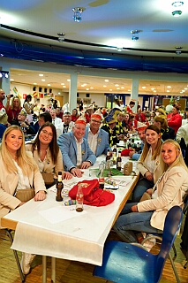 02 Hoppd NarrenzHomb 2025--11-14 10  Hoppeditzerwachen im Westen - Am Freitagabend, 14. November, besuchten zuerst das Hoppeditzerwachen der rot-weißen aus Rheinhausen im „Haus Ettwig“ an der Annastraße. Auch dabei die Kinderprinzencrew. Mit ihr zusammen besuchten wir dann danach auch die Narrenhzunft aus Homberg in Aula der Erich Kästner Gesamtschule bei ihrem Hoppeditzerwachen. : DVPJ, Toni I, Jules I., Prinz Karneval, Prinz, Prinzessin Aileen I., Hofmarschälle, Page, Pagen, Paginnen, HDK, Duisburg, Karneval, Helau, Tollität, Event, Session 2025, Session 2025, HDK Duisburg, Hauptausschuss, Hauptausschuss Karneval Duisburg, Duisburg ist echt