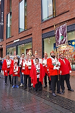 01 Auftakt HDK 2025-11-15 01  Auftakt, Prinzen-Proklamation, Auftaktsitzung - Samstag 15. November 10:30 Uhr, die Duisburger Karnevalsgesellschaften treffen sich auf der Königsstraße um zum Burgplatz zu ziehen. Dort dann die große Auftaktveranstaltung des Hauptausschuss Duisburger Karneval. Begleitet von der Prinzengarde ziehen wir mit. Abends dann die Prinzen-Proklamation von Bastian I. & Steffen I. in Moers. Danach geht es zur Benefizveranstaltung für den Blutwurstsonntags in Meiderich bei den Meidericher Jecken. Zum Ende des Abends ging es in die Aula des Reinhard-und-Max-Mannesmann-Gymnasium, wo wir von einem begeisterten Publikum bei der Auftaktsitzung der „Blauen Jungs“ empfangen wurden. : DVPJ, Toni I, Jules I., Prinz Karneval, Prinz, Prinzessin Aileen I., Hofmarschälle, Page, Pagen, Paginnen, HDK, Duisburg, Karneval, Helau, Tollität, Event, Session 2025, Session 2025, HDK Duisburg, Hauptausschuss, Hauptausschuss Karneval Duisburg, Duisburg ist echt