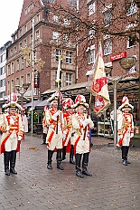 01 Auftakt HDK 2025-11-15 02  Auftakt, Prinzen-Proklamation, Auftaktsitzung - Samstag 15. November 10:30 Uhr, die Duisburger Karnevalsgesellschaften treffen sich auf der Königsstraße um zum Burgplatz zu ziehen. Dort dann die große Auftaktveranstaltung des Hauptausschuss Duisburger Karneval. Begleitet von der Prinzengarde ziehen wir mit. Abends dann die Prinzen-Proklamation von Bastian I. & Steffen I. in Moers. Danach geht es zur Benefizveranstaltung für den Blutwurstsonntags in Meiderich bei den Meidericher Jecken. Zum Ende des Abends ging es in die Aula des Reinhard-und-Max-Mannesmann-Gymnasium, wo wir von einem begeisterten Publikum bei der Auftaktsitzung der „Blauen Jungs“ empfangen wurden. : DVPJ, Toni I, Jules I., Prinz Karneval, Prinz, Prinzessin Aileen I., Hofmarschälle, Page, Pagen, Paginnen, HDK, Duisburg, Karneval, Helau, Tollität, Event, Session 2025, Session 2025, HDK Duisburg, Hauptausschuss, Hauptausschuss Karneval Duisburg, Duisburg ist echt
