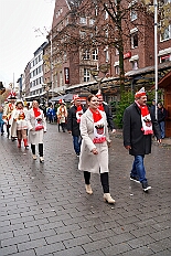 01 Auftakt HDK 2025-11-15 03  Auftakt, Prinzen-Proklamation, Auftaktsitzung - Samstag 15. November 10:30 Uhr, die Duisburger Karnevalsgesellschaften treffen sich auf der Königsstraße um zum Burgplatz zu ziehen. Dort dann die große Auftaktveranstaltung des Hauptausschuss Duisburger Karneval. Begleitet von der Prinzengarde ziehen wir mit. Abends dann die Prinzen-Proklamation von Bastian I. & Steffen I. in Moers. Danach geht es zur Benefizveranstaltung für den Blutwurstsonntags in Meiderich bei den Meidericher Jecken. Zum Ende des Abends ging es in die Aula des Reinhard-und-Max-Mannesmann-Gymnasium, wo wir von einem begeisterten Publikum bei der Auftaktsitzung der „Blauen Jungs“ empfangen wurden. : DVPJ, Toni I, Jules I., Prinz Karneval, Prinz, Prinzessin Aileen I., Hofmarschälle, Page, Pagen, Paginnen, HDK, Duisburg, Karneval, Helau, Tollität, Event, Session 2025, Session 2025, HDK Duisburg, Hauptausschuss, Hauptausschuss Karneval Duisburg, Duisburg ist echt