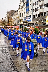 01 Auftakt HDK 2025-11-15 04  Auftakt, Prinzen-Proklamation, Auftaktsitzung - Samstag 15. November 10:30 Uhr, die Duisburger Karnevalsgesellschaften treffen sich auf der Königsstraße um zum Burgplatz zu ziehen. Dort dann die große Auftaktveranstaltung des Hauptausschuss Duisburger Karneval. Begleitet von der Prinzengarde ziehen wir mit. Abends dann die Prinzen-Proklamation von Bastian I. & Steffen I. in Moers. Danach geht es zur Benefizveranstaltung für den Blutwurstsonntags in Meiderich bei den Meidericher Jecken. Zum Ende des Abends ging es in die Aula des Reinhard-und-Max-Mannesmann-Gymnasium, wo wir von einem begeisterten Publikum bei der Auftaktsitzung der „Blauen Jungs“ empfangen wurden. : DVPJ, Toni I, Jules I., Prinz Karneval, Prinz, Prinzessin Aileen I., Hofmarschälle, Page, Pagen, Paginnen, HDK, Duisburg, Karneval, Helau, Tollität, Event, Session 2025, Session 2025, HDK Duisburg, Hauptausschuss, Hauptausschuss Karneval Duisburg, Duisburg ist echt