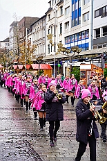 01 Auftakt HDK 2025-11-15 05  Auftakt, Prinzen-Proklamation, Auftaktsitzung - Samstag 15. November 10:30 Uhr, die Duisburger Karnevalsgesellschaften treffen sich auf der Königsstraße um zum Burgplatz zu ziehen. Dort dann die große Auftaktveranstaltung des Hauptausschuss Duisburger Karneval. Begleitet von der Prinzengarde ziehen wir mit. Abends dann die Prinzen-Proklamation von Bastian I. & Steffen I. in Moers. Danach geht es zur Benefizveranstaltung für den Blutwurstsonntags in Meiderich bei den Meidericher Jecken. Zum Ende des Abends ging es in die Aula des Reinhard-und-Max-Mannesmann-Gymnasium, wo wir von einem begeisterten Publikum bei der Auftaktsitzung der „Blauen Jungs“ empfangen wurden. : DVPJ, Toni I, Jules I., Prinz Karneval, Prinz, Prinzessin Aileen I., Hofmarschälle, Page, Pagen, Paginnen, HDK, Duisburg, Karneval, Helau, Tollität, Event, Session 2025, Session 2025, HDK Duisburg, Hauptausschuss, Hauptausschuss Karneval Duisburg, Duisburg ist echt