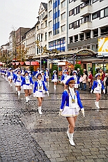 01 Auftakt HDK 2025-11-15 06  Auftakt, Prinzen-Proklamation, Auftaktsitzung - Samstag 15. November 10:30 Uhr, die Duisburger Karnevalsgesellschaften treffen sich auf der Königsstraße um zum Burgplatz zu ziehen. Dort dann die große Auftaktveranstaltung des Hauptausschuss Duisburger Karneval. Begleitet von der Prinzengarde ziehen wir mit. Abends dann die Prinzen-Proklamation von Bastian I. & Steffen I. in Moers. Danach geht es zur Benefizveranstaltung für den Blutwurstsonntags in Meiderich bei den Meidericher Jecken. Zum Ende des Abends ging es in die Aula des Reinhard-und-Max-Mannesmann-Gymnasium, wo wir von einem begeisterten Publikum bei der Auftaktsitzung der „Blauen Jungs“ empfangen wurden. : DVPJ, Toni I, Jules I., Prinz Karneval, Prinz, Prinzessin Aileen I., Hofmarschälle, Page, Pagen, Paginnen, HDK, Duisburg, Karneval, Helau, Tollität, Event, Session 2025, Session 2025, HDK Duisburg, Hauptausschuss, Hauptausschuss Karneval Duisburg, Duisburg ist echt