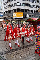 01 Auftakt HDK 2025-11-15 08  Auftakt, Prinzen-Proklamation, Auftaktsitzung - Samstag 15. November 10:30 Uhr, die Duisburger Karnevalsgesellschaften treffen sich auf der Königsstraße um zum Burgplatz zu ziehen. Dort dann die große Auftaktveranstaltung des Hauptausschuss Duisburger Karneval. Begleitet von der Prinzengarde ziehen wir mit. Abends dann die Prinzen-Proklamation von Bastian I. & Steffen I. in Moers. Danach geht es zur Benefizveranstaltung für den Blutwurstsonntags in Meiderich bei den Meidericher Jecken. Zum Ende des Abends ging es in die Aula des Reinhard-und-Max-Mannesmann-Gymnasium, wo wir von einem begeisterten Publikum bei der Auftaktsitzung der „Blauen Jungs“ empfangen wurden. : DVPJ, Toni I, Jules I., Prinz Karneval, Prinz, Prinzessin Aileen I., Hofmarschälle, Page, Pagen, Paginnen, HDK, Duisburg, Karneval, Helau, Tollität, Event, Session 2025, Session 2025, HDK Duisburg, Hauptausschuss, Hauptausschuss Karneval Duisburg, Duisburg ist echt