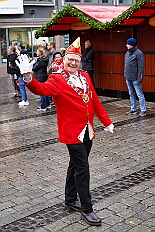 01 Auftakt HDK 2025-11-15 09  Auftakt, Prinzen-Proklamation, Auftaktsitzung - Samstag 15. November 10:30 Uhr, die Duisburger Karnevalsgesellschaften treffen sich auf der Königsstraße um zum Burgplatz zu ziehen. Dort dann die große Auftaktveranstaltung des Hauptausschuss Duisburger Karneval. Begleitet von der Prinzengarde ziehen wir mit. Abends dann die Prinzen-Proklamation von Bastian I. & Steffen I. in Moers. Danach geht es zur Benefizveranstaltung für den Blutwurstsonntags in Meiderich bei den Meidericher Jecken. Zum Ende des Abends ging es in die Aula des Reinhard-und-Max-Mannesmann-Gymnasium, wo wir von einem begeisterten Publikum bei der Auftaktsitzung der „Blauen Jungs“ empfangen wurden. : DVPJ, Toni I, Jules I., Prinz Karneval, Prinz, Prinzessin Aileen I., Hofmarschälle, Page, Pagen, Paginnen, HDK, Duisburg, Karneval, Helau, Tollität, Event, Session 2025, Session 2025, HDK Duisburg, Hauptausschuss, Hauptausschuss Karneval Duisburg, Duisburg ist echt