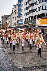 01 Auftakt HDK 2025-11-15 10  Auftakt, Prinzen-Proklamation, Auftaktsitzung - Samstag 15. November 10:30 Uhr, die Duisburger Karnevalsgesellschaften treffen sich auf der Königsstraße um zum Burgplatz zu ziehen. Dort dann die große Auftaktveranstaltung des Hauptausschuss Duisburger Karneval. Begleitet von der Prinzengarde ziehen wir mit. Abends dann die Prinzen-Proklamation von Bastian I. & Steffen I. in Moers. Danach geht es zur Benefizveranstaltung für den Blutwurstsonntags in Meiderich bei den Meidericher Jecken. Zum Ende des Abends ging es in die Aula des Reinhard-und-Max-Mannesmann-Gymnasium, wo wir von einem begeisterten Publikum bei der Auftaktsitzung der „Blauen Jungs“ empfangen wurden. : DVPJ, Toni I, Jules I., Prinz Karneval, Prinz, Prinzessin Aileen I., Hofmarschälle, Page, Pagen, Paginnen, HDK, Duisburg, Karneval, Helau, Tollität, Event, Session 2025, Session 2025, HDK Duisburg, Hauptausschuss, Hauptausschuss Karneval Duisburg, Duisburg ist echt