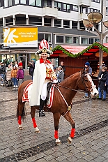 01 Auftakt HDK 2025-11-15 11  Auftakt, Prinzen-Proklamation, Auftaktsitzung - Samstag 15. November 10:30 Uhr, die Duisburger Karnevalsgesellschaften treffen sich auf der Königsstraße um zum Burgplatz zu ziehen. Dort dann die große Auftaktveranstaltung des Hauptausschuss Duisburger Karneval. Begleitet von der Prinzengarde ziehen wir mit. Abends dann die Prinzen-Proklamation von Bastian I. & Steffen I. in Moers. Danach geht es zur Benefizveranstaltung für den Blutwurstsonntags in Meiderich bei den Meidericher Jecken. Zum Ende des Abends ging es in die Aula des Reinhard-und-Max-Mannesmann-Gymnasium, wo wir von einem begeisterten Publikum bei der Auftaktsitzung der „Blauen Jungs“ empfangen wurden. : DVPJ, Toni I, Jules I., Prinz Karneval, Prinz, Prinzessin Aileen I., Hofmarschälle, Page, Pagen, Paginnen, HDK, Duisburg, Karneval, Helau, Tollität, Event, Session 2025, Session 2025, HDK Duisburg, Hauptausschuss, Hauptausschuss Karneval Duisburg, Duisburg ist echt