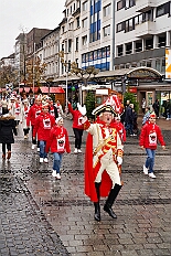 01 Auftakt HDK 2025-11-15 13  Auftakt, Prinzen-Proklamation, Auftaktsitzung - Samstag 15. November 10:30 Uhr, die Duisburger Karnevalsgesellschaften treffen sich auf der Königsstraße um zum Burgplatz zu ziehen. Dort dann die große Auftaktveranstaltung des Hauptausschuss Duisburger Karneval. Begleitet von der Prinzengarde ziehen wir mit. Abends dann die Prinzen-Proklamation von Bastian I. & Steffen I. in Moers. Danach geht es zur Benefizveranstaltung für den Blutwurstsonntags in Meiderich bei den Meidericher Jecken. Zum Ende des Abends ging es in die Aula des Reinhard-und-Max-Mannesmann-Gymnasium, wo wir von einem begeisterten Publikum bei der Auftaktsitzung der „Blauen Jungs“ empfangen wurden. : DVPJ, Toni I, Jules I., Prinz Karneval, Prinz, Prinzessin Aileen I., Hofmarschälle, Page, Pagen, Paginnen, HDK, Duisburg, Karneval, Helau, Tollität, Event, Session 2025, Session 2025, HDK Duisburg, Hauptausschuss, Hauptausschuss Karneval Duisburg, Duisburg ist echt