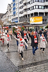 01 Auftakt HDK 2025-11-15 14  Auftakt, Prinzen-Proklamation, Auftaktsitzung - Samstag 15. November 10:30 Uhr, die Duisburger Karnevalsgesellschaften treffen sich auf der Königsstraße um zum Burgplatz zu ziehen. Dort dann die große Auftaktveranstaltung des Hauptausschuss Duisburger Karneval. Begleitet von der Prinzengarde ziehen wir mit. Abends dann die Prinzen-Proklamation von Bastian I. & Steffen I. in Moers. Danach geht es zur Benefizveranstaltung für den Blutwurstsonntags in Meiderich bei den Meidericher Jecken. Zum Ende des Abends ging es in die Aula des Reinhard-und-Max-Mannesmann-Gymnasium, wo wir von einem begeisterten Publikum bei der Auftaktsitzung der „Blauen Jungs“ empfangen wurden. : DVPJ, Toni I, Jules I., Prinz Karneval, Prinz, Prinzessin Aileen I., Hofmarschälle, Page, Pagen, Paginnen, HDK, Duisburg, Karneval, Helau, Tollität, Event, Session 2025, Session 2025, HDK Duisburg, Hauptausschuss, Hauptausschuss Karneval Duisburg, Duisburg ist echt