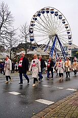 01 Auftakt HDK 2025-11-15 15  Auftakt, Prinzen-Proklamation, Auftaktsitzung - Samstag 15. November 10:30 Uhr, die Duisburger Karnevalsgesellschaften treffen sich auf der Königsstraße um zum Burgplatz zu ziehen. Dort dann die große Auftaktveranstaltung des Hauptausschuss Duisburger Karneval. Begleitet von der Prinzengarde ziehen wir mit. Abends dann die Prinzen-Proklamation von Bastian I. & Steffen I. in Moers. Danach geht es zur Benefizveranstaltung für den Blutwurstsonntags in Meiderich bei den Meidericher Jecken. Zum Ende des Abends ging es in die Aula des Reinhard-und-Max-Mannesmann-Gymnasium, wo wir von einem begeisterten Publikum bei der Auftaktsitzung der „Blauen Jungs“ empfangen wurden. : DVPJ, Toni I, Jules I., Prinz Karneval, Prinz, Prinzessin Aileen I., Hofmarschälle, Page, Pagen, Paginnen, HDK, Duisburg, Karneval, Helau, Tollität, Event, Session 2025, Session 2025, HDK Duisburg, Hauptausschuss, Hauptausschuss Karneval Duisburg, Duisburg ist echt