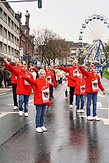 01 Auftakt HDK 2025-11-15 17  Auftakt, Prinzen-Proklamation, Auftaktsitzung - Samstag 15. November 10:30 Uhr, die Duisburger Karnevalsgesellschaften treffen sich auf der Königsstraße um zum Burgplatz zu ziehen. Dort dann die große Auftaktveranstaltung des Hauptausschuss Duisburger Karneval. Begleitet von der Prinzengarde ziehen wir mit. Abends dann die Prinzen-Proklamation von Bastian I. & Steffen I. in Moers. Danach geht es zur Benefizveranstaltung für den Blutwurstsonntags in Meiderich bei den Meidericher Jecken. Zum Ende des Abends ging es in die Aula des Reinhard-und-Max-Mannesmann-Gymnasium, wo wir von einem begeisterten Publikum bei der Auftaktsitzung der „Blauen Jungs“ empfangen wurden. : DVPJ, Toni I, Jules I., Prinz Karneval, Prinz, Prinzessin Aileen I., Hofmarschälle, Page, Pagen, Paginnen, HDK, Duisburg, Karneval, Helau, Tollität, Event, Session 2025, Session 2025, HDK Duisburg, Hauptausschuss, Hauptausschuss Karneval Duisburg, Duisburg ist echt