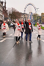 01 Auftakt HDK 2025-11-15 18  Auftakt, Prinzen-Proklamation, Auftaktsitzung - Samstag 15. November 10:30 Uhr, die Duisburger Karnevalsgesellschaften treffen sich auf der Königsstraße um zum Burgplatz zu ziehen. Dort dann die große Auftaktveranstaltung des Hauptausschuss Duisburger Karneval. Begleitet von der Prinzengarde ziehen wir mit. Abends dann die Prinzen-Proklamation von Bastian I. & Steffen I. in Moers. Danach geht es zur Benefizveranstaltung für den Blutwurstsonntags in Meiderich bei den Meidericher Jecken. Zum Ende des Abends ging es in die Aula des Reinhard-und-Max-Mannesmann-Gymnasium, wo wir von einem begeisterten Publikum bei der Auftaktsitzung der „Blauen Jungs“ empfangen wurden. : DVPJ, Toni I, Jules I., Prinz Karneval, Prinz, Prinzessin Aileen I., Hofmarschälle, Page, Pagen, Paginnen, HDK, Duisburg, Karneval, Helau, Tollität, Event, Session 2025, Session 2025, HDK Duisburg, Hauptausschuss, Hauptausschuss Karneval Duisburg, Duisburg ist echt