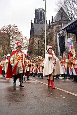 01 Auftakt HDK 2025-11-15 19  Auftakt, Prinzen-Proklamation, Auftaktsitzung - Samstag 15. November 10:30 Uhr, die Duisburger Karnevalsgesellschaften treffen sich auf der Königsstraße um zum Burgplatz zu ziehen. Dort dann die große Auftaktveranstaltung des Hauptausschuss Duisburger Karneval. Begleitet von der Prinzengarde ziehen wir mit. Abends dann die Prinzen-Proklamation von Bastian I. & Steffen I. in Moers. Danach geht es zur Benefizveranstaltung für den Blutwurstsonntags in Meiderich bei den Meidericher Jecken. Zum Ende des Abends ging es in die Aula des Reinhard-und-Max-Mannesmann-Gymnasium, wo wir von einem begeisterten Publikum bei der Auftaktsitzung der „Blauen Jungs“ empfangen wurden. : DVPJ, Toni I, Jules I., Prinz Karneval, Prinz, Prinzessin Aileen I., Hofmarschälle, Page, Pagen, Paginnen, HDK, Duisburg, Karneval, Helau, Tollität, Event, Session 2025, Session 2025, HDK Duisburg, Hauptausschuss, Hauptausschuss Karneval Duisburg, Duisburg ist echt