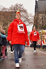 01 Auftakt HDK 2025-11-15 21  Auftakt, Prinzen-Proklamation, Auftaktsitzung - Samstag 15. November 10:30 Uhr, die Duisburger Karnevalsgesellschaften treffen sich auf der Königsstraße um zum Burgplatz zu ziehen. Dort dann die große Auftaktveranstaltung des Hauptausschuss Duisburger Karneval. Begleitet von der Prinzengarde ziehen wir mit. Abends dann die Prinzen-Proklamation von Bastian I. & Steffen I. in Moers. Danach geht es zur Benefizveranstaltung für den Blutwurstsonntags in Meiderich bei den Meidericher Jecken. Zum Ende des Abends ging es in die Aula des Reinhard-und-Max-Mannesmann-Gymnasium, wo wir von einem begeisterten Publikum bei der Auftaktsitzung der „Blauen Jungs“ empfangen wurden. : DVPJ, Toni I, Jules I., Prinz Karneval, Prinz, Prinzessin Aileen I., Hofmarschälle, Page, Pagen, Paginnen, HDK, Duisburg, Karneval, Helau, Tollität, Event, Session 2025, Session 2025, HDK Duisburg, Hauptausschuss, Hauptausschuss Karneval Duisburg, Duisburg ist echt