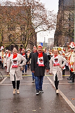 01 Auftakt HDK 2025-11-15 22  Auftakt, Prinzen-Proklamation, Auftaktsitzung - Samstag 15. November 10:30 Uhr, die Duisburger Karnevalsgesellschaften treffen sich auf der Königsstraße um zum Burgplatz zu ziehen. Dort dann die große Auftaktveranstaltung des Hauptausschuss Duisburger Karneval. Begleitet von der Prinzengarde ziehen wir mit. Abends dann die Prinzen-Proklamation von Bastian I. & Steffen I. in Moers. Danach geht es zur Benefizveranstaltung für den Blutwurstsonntags in Meiderich bei den Meidericher Jecken. Zum Ende des Abends ging es in die Aula des Reinhard-und-Max-Mannesmann-Gymnasium, wo wir von einem begeisterten Publikum bei der Auftaktsitzung der „Blauen Jungs“ empfangen wurden. : DVPJ, Toni I, Jules I., Prinz Karneval, Prinz, Prinzessin Aileen I., Hofmarschälle, Page, Pagen, Paginnen, HDK, Duisburg, Karneval, Helau, Tollität, Event, Session 2025, Session 2025, HDK Duisburg, Hauptausschuss, Hauptausschuss Karneval Duisburg, Duisburg ist echt
