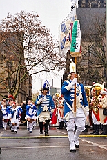 01 Auftakt HDK 2025-11-15 23  Auftakt, Prinzen-Proklamation, Auftaktsitzung - Samstag 15. November 10:30 Uhr, die Duisburger Karnevalsgesellschaften treffen sich auf der Königsstraße um zum Burgplatz zu ziehen. Dort dann die große Auftaktveranstaltung des Hauptausschuss Duisburger Karneval. Begleitet von der Prinzengarde ziehen wir mit. Abends dann die Prinzen-Proklamation von Bastian I. & Steffen I. in Moers. Danach geht es zur Benefizveranstaltung für den Blutwurstsonntags in Meiderich bei den Meidericher Jecken. Zum Ende des Abends ging es in die Aula des Reinhard-und-Max-Mannesmann-Gymnasium, wo wir von einem begeisterten Publikum bei der Auftaktsitzung der „Blauen Jungs“ empfangen wurden. : DVPJ, Toni I, Jules I., Prinz Karneval, Prinz, Prinzessin Aileen I., Hofmarschälle, Page, Pagen, Paginnen, HDK, Duisburg, Karneval, Helau, Tollität, Event, Session 2025, Session 2025, HDK Duisburg, Hauptausschuss, Hauptausschuss Karneval Duisburg, Duisburg ist echt