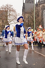 01 Auftakt HDK 2025-11-15 24  Auftakt, Prinzen-Proklamation, Auftaktsitzung - Samstag 15. November 10:30 Uhr, die Duisburger Karnevalsgesellschaften treffen sich auf der Königsstraße um zum Burgplatz zu ziehen. Dort dann die große Auftaktveranstaltung des Hauptausschuss Duisburger Karneval. Begleitet von der Prinzengarde ziehen wir mit. Abends dann die Prinzen-Proklamation von Bastian I. & Steffen I. in Moers. Danach geht es zur Benefizveranstaltung für den Blutwurstsonntags in Meiderich bei den Meidericher Jecken. Zum Ende des Abends ging es in die Aula des Reinhard-und-Max-Mannesmann-Gymnasium, wo wir von einem begeisterten Publikum bei der Auftaktsitzung der „Blauen Jungs“ empfangen wurden. : DVPJ, Toni I, Jules I., Prinz Karneval, Prinz, Prinzessin Aileen I., Hofmarschälle, Page, Pagen, Paginnen, HDK, Duisburg, Karneval, Helau, Tollität, Event, Session 2025, Session 2025, HDK Duisburg, Hauptausschuss, Hauptausschuss Karneval Duisburg, Duisburg ist echt