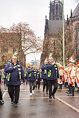 01 Auftakt HDK 2025-11-15 26  Auftakt, Prinzen-Proklamation, Auftaktsitzung - Samstag 15. November 10:30 Uhr, die Duisburger Karnevalsgesellschaften treffen sich auf der Königsstraße um zum Burgplatz zu ziehen. Dort dann die große Auftaktveranstaltung des Hauptausschuss Duisburger Karneval. Begleitet von der Prinzengarde ziehen wir mit. Abends dann die Prinzen-Proklamation von Bastian I. & Steffen I. in Moers. Danach geht es zur Benefizveranstaltung für den Blutwurstsonntags in Meiderich bei den Meidericher Jecken. Zum Ende des Abends ging es in die Aula des Reinhard-und-Max-Mannesmann-Gymnasium, wo wir von einem begeisterten Publikum bei der Auftaktsitzung der „Blauen Jungs“ empfangen wurden. : DVPJ, Toni I, Jules I., Prinz Karneval, Prinz, Prinzessin Aileen I., Hofmarschälle, Page, Pagen, Paginnen, HDK, Duisburg, Karneval, Helau, Tollität, Event, Session 2025, Session 2025, HDK Duisburg, Hauptausschuss, Hauptausschuss Karneval Duisburg, Duisburg ist echt