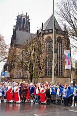 01 Auftakt HDK 2025-11-15 27  Auftakt, Prinzen-Proklamation, Auftaktsitzung - Samstag 15. November 10:30 Uhr, die Duisburger Karnevalsgesellschaften treffen sich auf der Königsstraße um zum Burgplatz zu ziehen. Dort dann die große Auftaktveranstaltung des Hauptausschuss Duisburger Karneval. Begleitet von der Prinzengarde ziehen wir mit. Abends dann die Prinzen-Proklamation von Bastian I. & Steffen I. in Moers. Danach geht es zur Benefizveranstaltung für den Blutwurstsonntags in Meiderich bei den Meidericher Jecken. Zum Ende des Abends ging es in die Aula des Reinhard-und-Max-Mannesmann-Gymnasium, wo wir von einem begeisterten Publikum bei der Auftaktsitzung der „Blauen Jungs“ empfangen wurden. : DVPJ, Toni I, Jules I., Prinz Karneval, Prinz, Prinzessin Aileen I., Hofmarschälle, Page, Pagen, Paginnen, HDK, Duisburg, Karneval, Helau, Tollität, Event, Session 2025, Session 2025, HDK Duisburg, Hauptausschuss, Hauptausschuss Karneval Duisburg, Duisburg ist echt