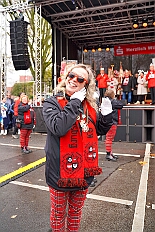 01 Auftakt HDK 2025-11-15 30  Auftakt, Prinzen-Proklamation, Auftaktsitzung - Samstag 15. November 10:30 Uhr, die Duisburger Karnevalsgesellschaften treffen sich auf der Königsstraße um zum Burgplatz zu ziehen. Dort dann die große Auftaktveranstaltung des Hauptausschuss Duisburger Karneval. Begleitet von der Prinzengarde ziehen wir mit. Abends dann die Prinzen-Proklamation von Bastian I. & Steffen I. in Moers. Danach geht es zur Benefizveranstaltung für den Blutwurstsonntags in Meiderich bei den Meidericher Jecken. Zum Ende des Abends ging es in die Aula des Reinhard-und-Max-Mannesmann-Gymnasium, wo wir von einem begeisterten Publikum bei der Auftaktsitzung der „Blauen Jungs“ empfangen wurden. : DVPJ, Toni I, Jules I., Prinz Karneval, Prinz, Prinzessin Aileen I., Hofmarschälle, Page, Pagen, Paginnen, HDK, Duisburg, Karneval, Helau, Tollität, Event, Session 2025, Session 2025, HDK Duisburg, Hauptausschuss, Hauptausschuss Karneval Duisburg, Duisburg ist echt