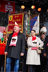 01 Auftakt HDK 2025-11-15 33  Auftakt, Prinzen-Proklamation, Auftaktsitzung - Samstag 15. November 10:30 Uhr, die Duisburger Karnevalsgesellschaften treffen sich auf der Königsstraße um zum Burgplatz zu ziehen. Dort dann die große Auftaktveranstaltung des Hauptausschuss Duisburger Karneval. Begleitet von der Prinzengarde ziehen wir mit. Abends dann die Prinzen-Proklamation von Bastian I. & Steffen I. in Moers. Danach geht es zur Benefizveranstaltung für den Blutwurstsonntags in Meiderich bei den Meidericher Jecken. Zum Ende des Abends ging es in die Aula des Reinhard-und-Max-Mannesmann-Gymnasium, wo wir von einem begeisterten Publikum bei der Auftaktsitzung der „Blauen Jungs“ empfangen wurden. : DVPJ, Toni I, Jules I., Prinz Karneval, Prinz, Prinzessin Aileen I., Hofmarschälle, Page, Pagen, Paginnen, HDK, Duisburg, Karneval, Helau, Tollität, Event, Session 2025, Session 2025, HDK Duisburg, Hauptausschuss, Hauptausschuss Karneval Duisburg, Duisburg ist echt