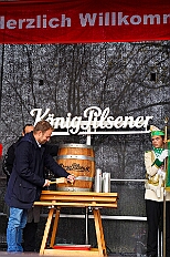 01 Auftakt HDK 2025-11-15 34  Auftakt, Prinzen-Proklamation, Auftaktsitzung - Samstag 15. November 10:30 Uhr, die Duisburger Karnevalsgesellschaften treffen sich auf der Königsstraße um zum Burgplatz zu ziehen. Dort dann die große Auftaktveranstaltung des Hauptausschuss Duisburger Karneval. Begleitet von der Prinzengarde ziehen wir mit. Abends dann die Prinzen-Proklamation von Bastian I. & Steffen I. in Moers. Danach geht es zur Benefizveranstaltung für den Blutwurstsonntags in Meiderich bei den Meidericher Jecken. Zum Ende des Abends ging es in die Aula des Reinhard-und-Max-Mannesmann-Gymnasium, wo wir von einem begeisterten Publikum bei der Auftaktsitzung der „Blauen Jungs“ empfangen wurden. : DVPJ, Toni I, Jules I., Prinz Karneval, Prinz, Prinzessin Aileen I., Hofmarschälle, Page, Pagen, Paginnen, HDK, Duisburg, Karneval, Helau, Tollität, Event, Session 2025, Session 2025, HDK Duisburg, Hauptausschuss, Hauptausschuss Karneval Duisburg, Duisburg ist echt