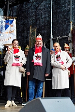 01 Auftakt HDK 2025-11-15 36  Auftakt, Prinzen-Proklamation, Auftaktsitzung - Samstag 15. November 10:30 Uhr, die Duisburger Karnevalsgesellschaften treffen sich auf der Königsstraße um zum Burgplatz zu ziehen. Dort dann die große Auftaktveranstaltung des Hauptausschuss Duisburger Karneval. Begleitet von der Prinzengarde ziehen wir mit. Abends dann die Prinzen-Proklamation von Bastian I. & Steffen I. in Moers. Danach geht es zur Benefizveranstaltung für den Blutwurstsonntags in Meiderich bei den Meidericher Jecken. Zum Ende des Abends ging es in die Aula des Reinhard-und-Max-Mannesmann-Gymnasium, wo wir von einem begeisterten Publikum bei der Auftaktsitzung der „Blauen Jungs“ empfangen wurden. : DVPJ, Toni I, Jules I., Prinz Karneval, Prinz, Prinzessin Aileen I., Hofmarschälle, Page, Pagen, Paginnen, HDK, Duisburg, Karneval, Helau, Tollität, Event, Session 2025, Session 2025, HDK Duisburg, Hauptausschuss, Hauptausschuss Karneval Duisburg, Duisburg ist echt