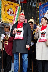 01 Auftakt HDK 2025-11-15 37  Auftakt, Prinzen-Proklamation, Auftaktsitzung - Samstag 15. November 10:30 Uhr, die Duisburger Karnevalsgesellschaften treffen sich auf der Königsstraße um zum Burgplatz zu ziehen. Dort dann die große Auftaktveranstaltung des Hauptausschuss Duisburger Karneval. Begleitet von der Prinzengarde ziehen wir mit. Abends dann die Prinzen-Proklamation von Bastian I. & Steffen I. in Moers. Danach geht es zur Benefizveranstaltung für den Blutwurstsonntags in Meiderich bei den Meidericher Jecken. Zum Ende des Abends ging es in die Aula des Reinhard-und-Max-Mannesmann-Gymnasium, wo wir von einem begeisterten Publikum bei der Auftaktsitzung der „Blauen Jungs“ empfangen wurden. : DVPJ, Toni I, Jules I., Prinz Karneval, Prinz, Prinzessin Aileen I., Hofmarschälle, Page, Pagen, Paginnen, HDK, Duisburg, Karneval, Helau, Tollität, Event, Session 2025, Session 2025, HDK Duisburg, Hauptausschuss, Hauptausschuss Karneval Duisburg, Duisburg ist echt