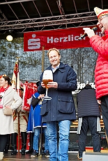 01 Auftakt HDK 2025-11-15 38  Auftakt, Prinzen-Proklamation, Auftaktsitzung - Samstag 15. November 10:30 Uhr, die Duisburger Karnevalsgesellschaften treffen sich auf der Königsstraße um zum Burgplatz zu ziehen. Dort dann die große Auftaktveranstaltung des Hauptausschuss Duisburger Karneval. Begleitet von der Prinzengarde ziehen wir mit. Abends dann die Prinzen-Proklamation von Bastian I. & Steffen I. in Moers. Danach geht es zur Benefizveranstaltung für den Blutwurstsonntags in Meiderich bei den Meidericher Jecken. Zum Ende des Abends ging es in die Aula des Reinhard-und-Max-Mannesmann-Gymnasium, wo wir von einem begeisterten Publikum bei der Auftaktsitzung der „Blauen Jungs“ empfangen wurden. : DVPJ, Toni I, Jules I., Prinz Karneval, Prinz, Prinzessin Aileen I., Hofmarschälle, Page, Pagen, Paginnen, HDK, Duisburg, Karneval, Helau, Tollität, Event, Session 2025, Session 2025, HDK Duisburg, Hauptausschuss, Hauptausschuss Karneval Duisburg, Duisburg ist echt