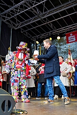 01 Auftakt HDK 2025-11-15 40  Auftakt, Prinzen-Proklamation, Auftaktsitzung - Samstag 15. November 10:30 Uhr, die Duisburger Karnevalsgesellschaften treffen sich auf der Königsstraße um zum Burgplatz zu ziehen. Dort dann die große Auftaktveranstaltung des Hauptausschuss Duisburger Karneval. Begleitet von der Prinzengarde ziehen wir mit. Abends dann die Prinzen-Proklamation von Bastian I. & Steffen I. in Moers. Danach geht es zur Benefizveranstaltung für den Blutwurstsonntags in Meiderich bei den Meidericher Jecken. Zum Ende des Abends ging es in die Aula des Reinhard-und-Max-Mannesmann-Gymnasium, wo wir von einem begeisterten Publikum bei der Auftaktsitzung der „Blauen Jungs“ empfangen wurden. : DVPJ, Toni I, Jules I., Prinz Karneval, Prinz, Prinzessin Aileen I., Hofmarschälle, Page, Pagen, Paginnen, HDK, Duisburg, Karneval, Helau, Tollität, Event, Session 2025, Session 2025, HDK Duisburg, Hauptausschuss, Hauptausschuss Karneval Duisburg, Duisburg ist echt