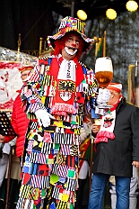 01 Auftakt HDK 2025-11-15 41  Auftakt, Prinzen-Proklamation, Auftaktsitzung - Samstag 15. November 10:30 Uhr, die Duisburger Karnevalsgesellschaften treffen sich auf der Königsstraße um zum Burgplatz zu ziehen. Dort dann die große Auftaktveranstaltung des Hauptausschuss Duisburger Karneval. Begleitet von der Prinzengarde ziehen wir mit. Abends dann die Prinzen-Proklamation von Bastian I. & Steffen I. in Moers. Danach geht es zur Benefizveranstaltung für den Blutwurstsonntags in Meiderich bei den Meidericher Jecken. Zum Ende des Abends ging es in die Aula des Reinhard-und-Max-Mannesmann-Gymnasium, wo wir von einem begeisterten Publikum bei der Auftaktsitzung der „Blauen Jungs“ empfangen wurden. : DVPJ, Toni I, Jules I., Prinz Karneval, Prinz, Prinzessin Aileen I., Hofmarschälle, Page, Pagen, Paginnen, HDK, Duisburg, Karneval, Helau, Tollität, Event, Session 2025, Session 2025, HDK Duisburg, Hauptausschuss, Hauptausschuss Karneval Duisburg, Duisburg ist echt